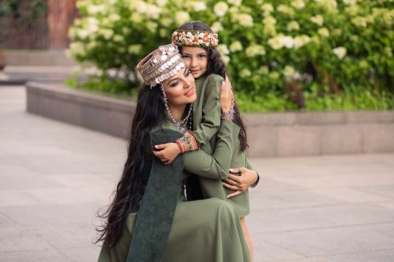Մարինա Մարտիրոսյանը դստեր հետ ազգային տարազով է լուսանկարվել