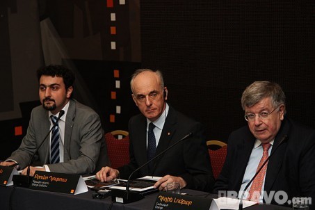 Orange Armenia-ի մարկեթինգի տնօրեն Արամ Մկրտչյանը, Orange Armenia-ի գլխավոր տնօրեն Բրունո Դյութուան եւ France Telecom խմբի նախագահ Դիդյե Լոմբարը