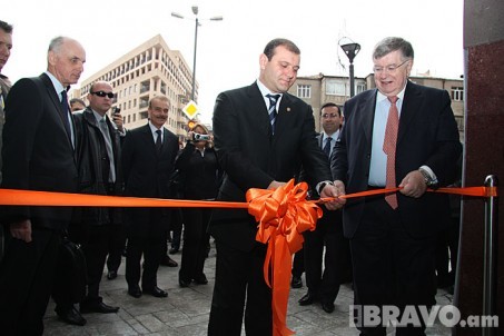 Փոխքաղաքապետ Տարոն Մարգարյանը եւ France Telecom խմբի նախագահ Դիդյե Լոմբարը բացում են Orange Armenia-ի գլխավոր խանութը