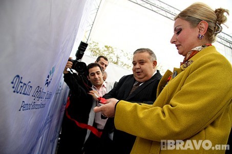 “Պեռնո Ռիկար Արմենիա”-ի ներկայիս տնօրեն Ալեքսանդր Ղազարյանը եւ առաջին տնօրեն Հասմիկ Մարությանը կտրեցին կարմիր ժապավենը