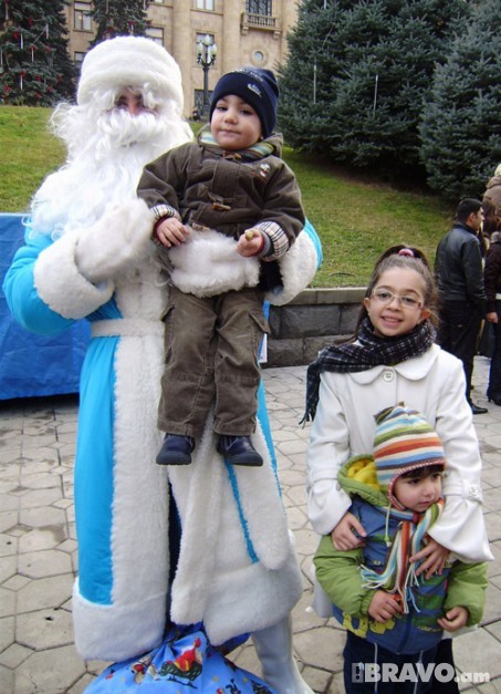 Ձմեռ Պապը երեխաների հետ
