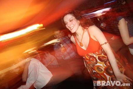 Գրինգաչոյի հիթերի ներքո պարում էին salsa, merengue, cumbia, bachata, reggaeton եւ այլն
