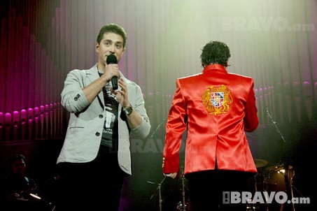 ՀՀ զինանշանը Մհերի կարմիր բաճկոնի մեջքին