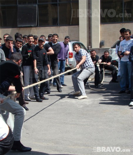 “Քաշենք միասին” մրցույթը Երեւանի պետական Տնտեսագիտական համալսարանի բակում