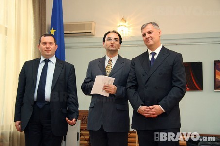 “DVV International”-ի հայստանյան մասնաճյուղի ղեկավար Նազարեթ Նազարեթյանը (ձախից) եւ Եվրամիության Պատվիրակության ղեկավար, դեսպան Ռաուլ դե Լուցենբերգերը (աջից) թարգմանչի հետ