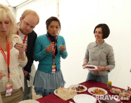 “Փոքր թատրոն”-ը Հայաստանից տարված լավաշ, թելով պանիր, թթու լավաշ, քաղցր սուջուխ ու չիր է հյուրասիրել այլազգի մասնակիցներին