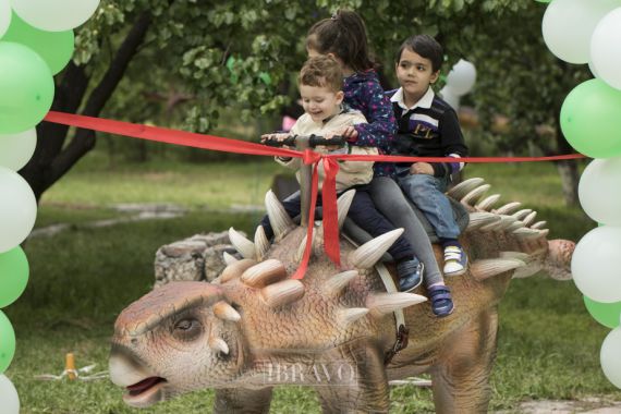 Շարժվող հսկա դինոզավրերը՝ նորաբաց «Դինոլենդ»-ում:)