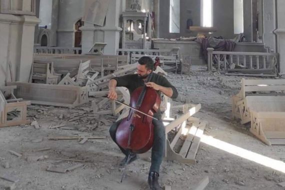 Բելգիահայ երաժիշտը Կոմիտաս է նվագել ռմբակոծված Սուրբ Ղազանչեցոցում. Տեսանյութ