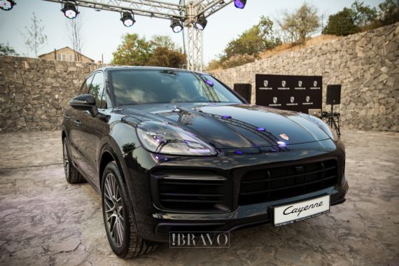 Շքեղ ու կրքոտ․ նոր Porsche Cayenne Platinum Edition-ի շնորհանդեսը՝ Ձիթողցյանի արվեստանոցում