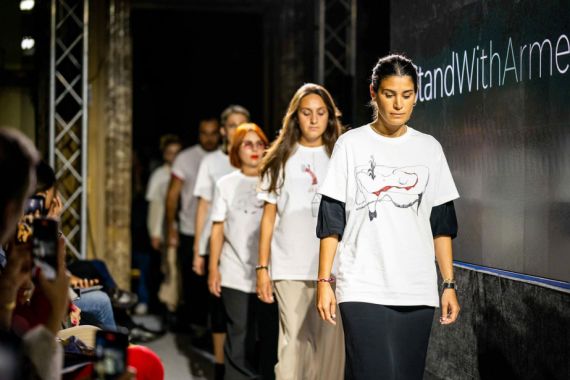Կանգնե՛ք Հայաստանի կողքին. հայ դիզայներների ակցիան Milan Fashion Week-ի ժամանակ