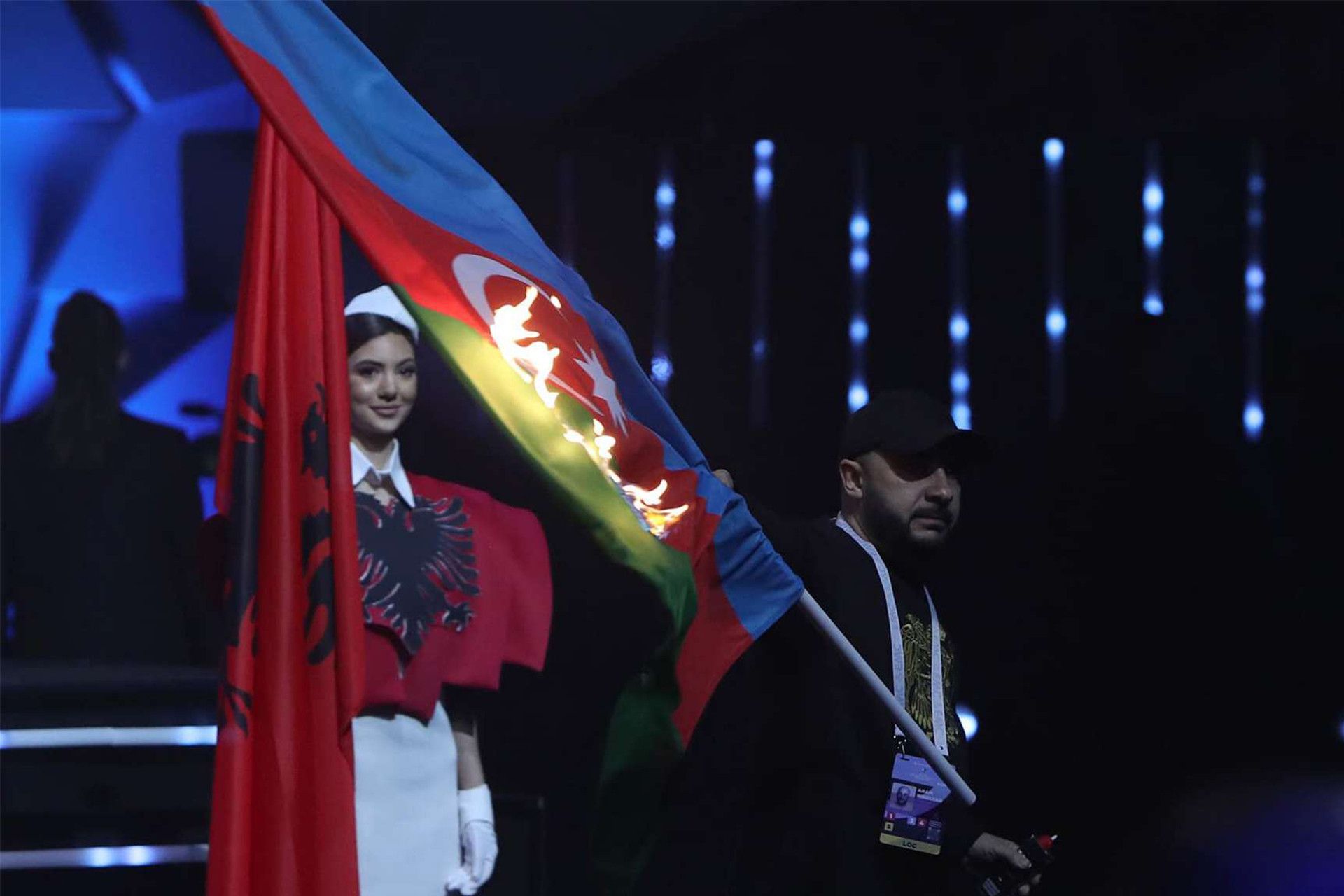 Азербайджан отказался. Награждение бойцов Армении. Сожгли флаг Азербайджана. Флаг армянских националистов. Азербайджанцы сжигают флаг Армяо.