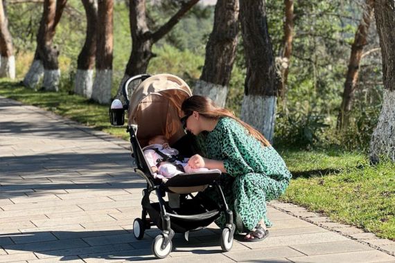 Սոնա Ռուբենյանի եւ դստեր զբոսանքը Ջերմուկում