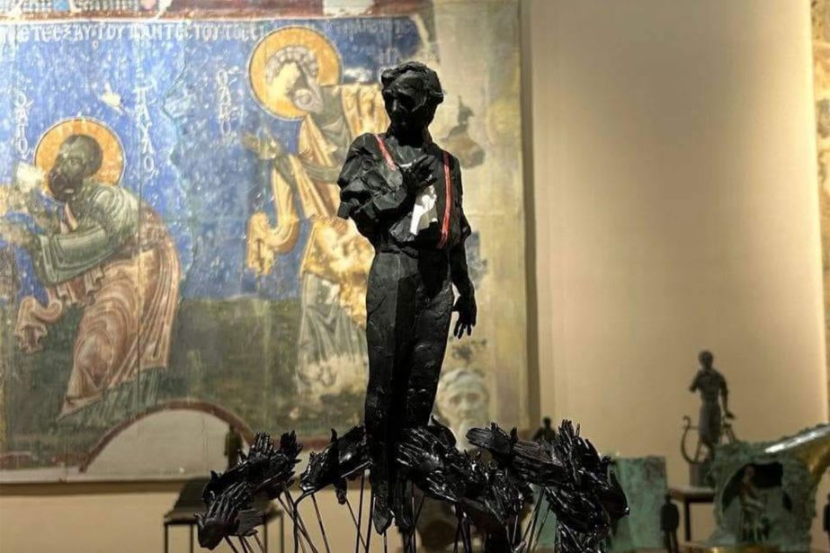 Իրեն ծափահարող հանդիսատեսով շրջապատված. հաղթել է Ազնավուրի հուշարձանի՝ Դավիթ Մինասյանի նախագծած տարբերակը