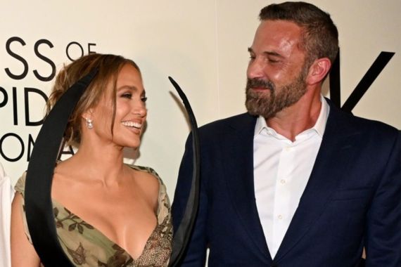 Ջենիֆեր Լոպեսը նախկին ամուսնու՝ Բեն Աֆլեքի հետ մասնացել է «Սարդ կնոջ համբույրը» ֆիլմի պրեմիերային