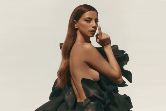 «Չկան վարդեր, որ փուշ չունեն». Անժելա Սարաֆյանի նոր ֆոտոշարքը