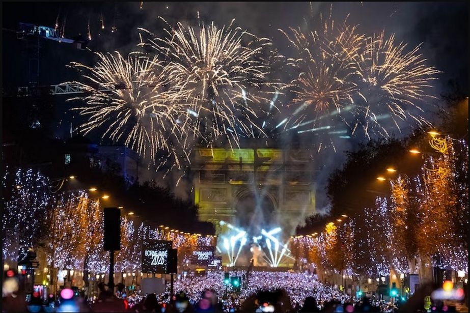 Փարիզն Ամանորը դիմավորել է Անդրե Մանուկյանի եւ Էնա Էնոյի երաժշտության ներքո