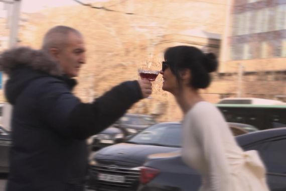 Էմմա Մանուկյանը 37-ամյակը նշում է Օդրի Հեփբերնի ոճով ու հայկական ձեւով