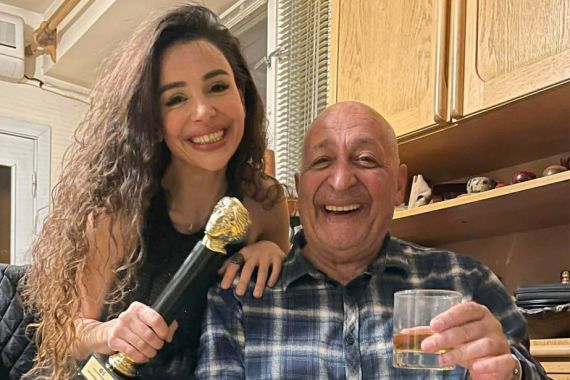 &laquo;Թոռնիկները մեկ ամիս առաջ են սկսում պատրաստվել պապիկի տարեդարձին&raquo;. Արմեն Էլբակյանը նշում է 72-ամյակը