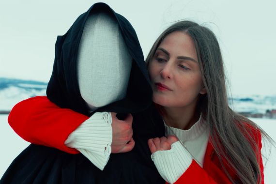 Սիրուց մինչեւ ատելություն. Անահիտ Կիրակոսյանի նոր երգի բառերը հուզել են ունկնդիրներին