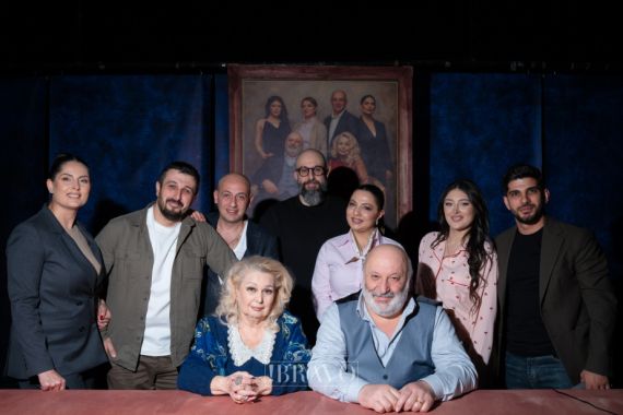 Մելիքյանի &laquo;կյանքի լավագույն պահը&raquo;, Կիրակոսյանի &laquo;գիշերային առաջարկն&raquo; ու Աճեմյանի &laquo;ուրիշ աշխարհը&raquo;. &laquo;Ծնողը&raquo; բեմ է բարձրացել